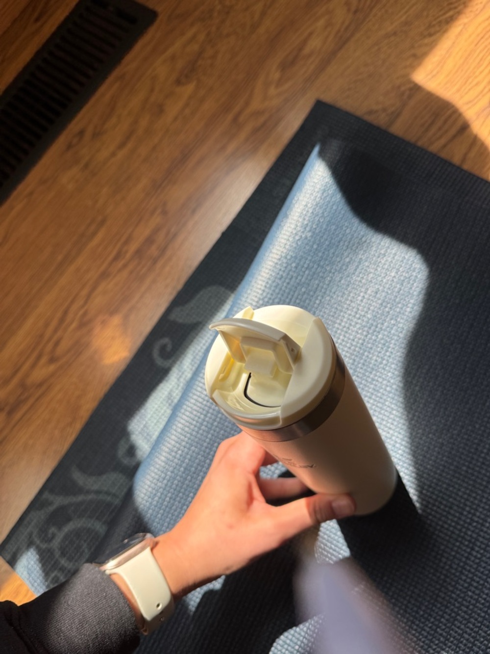 BRAND NEW! Stanley Cream Insulated Travel Bottle - Picture 2 of 3